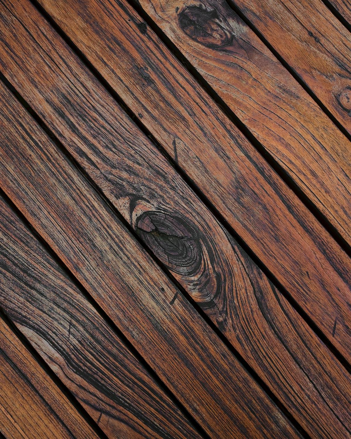 Terrasse en bois encrassée et noircie
